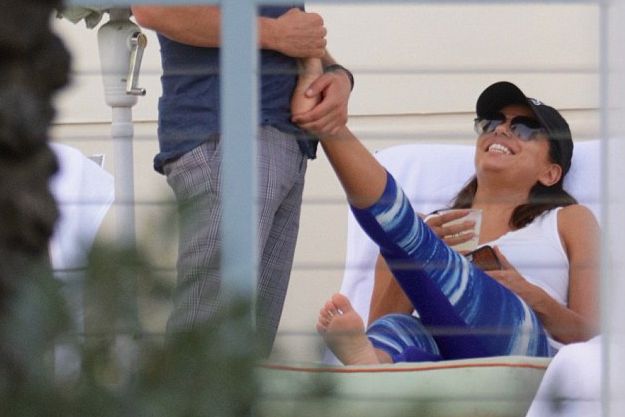 Ева Лонгория обожает массаж ступней