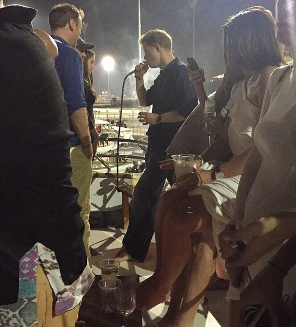 Принц Гарри Курит кальян на яхте в Абу-Даби