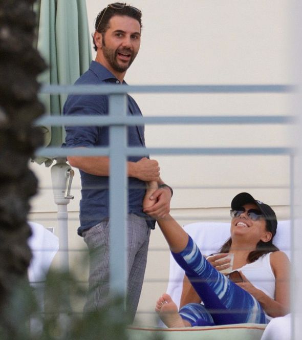 Хосе Антонио Бастон делает массаж ступней Еве Лонгории