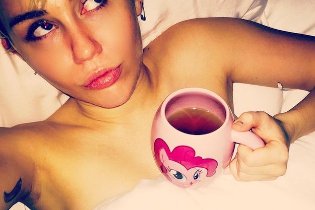 Майли Сайрус встретила День Благодарения с косячком в зубах?