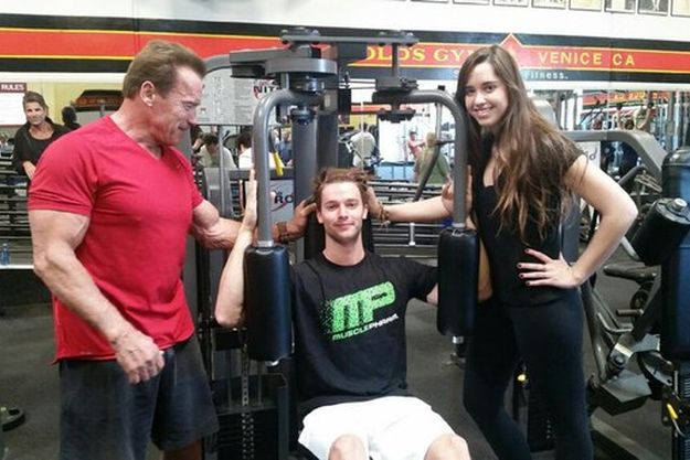 Арнольд Шварценеггер на супербайке отправился в тренажерный зал