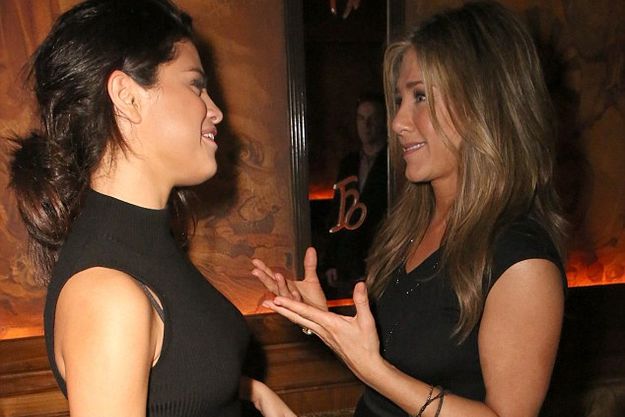 Селена Гомес сделала селфи с Дженнифер Энистон