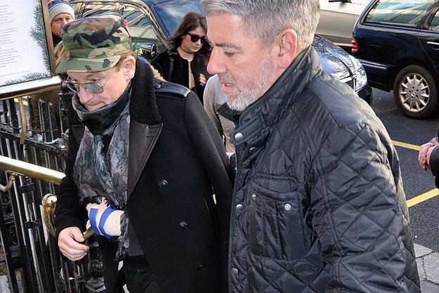 Боно из U2 впервые показал гипс после велосипедной аварии