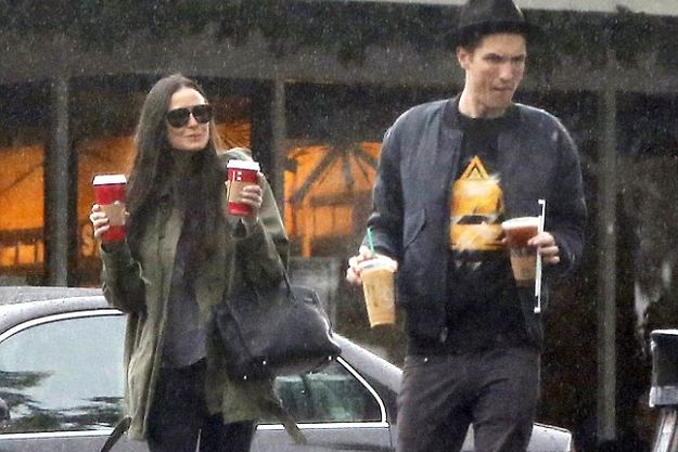 Деми Мур прогулялась с молодым любовником под дождем