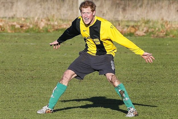 Принц Гарри принял участие в футбольном матче