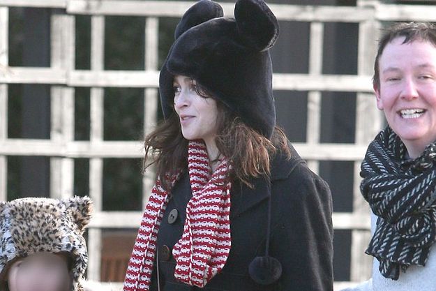 Хелена Бонем Картер прошлась по Лондону в меховой шапке Мини Мауса
