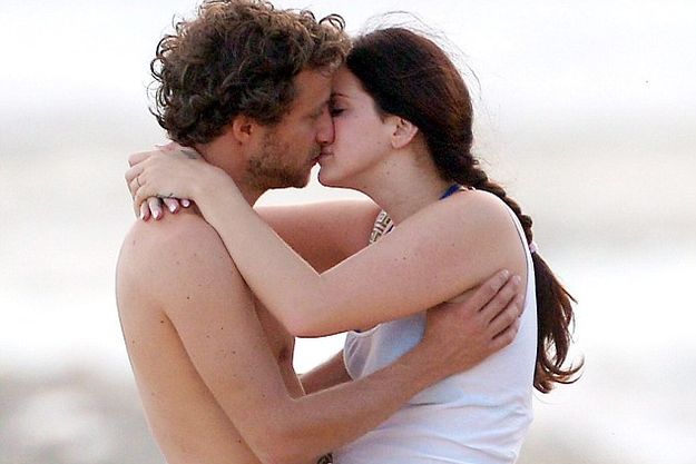 Лана Дель Рей открыто целовалась с бойфрендом на пляже