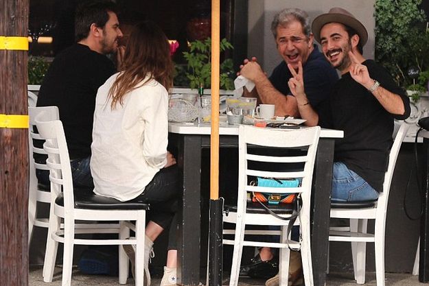 Мэл Гибсон весело встретил Рождество с друзьями