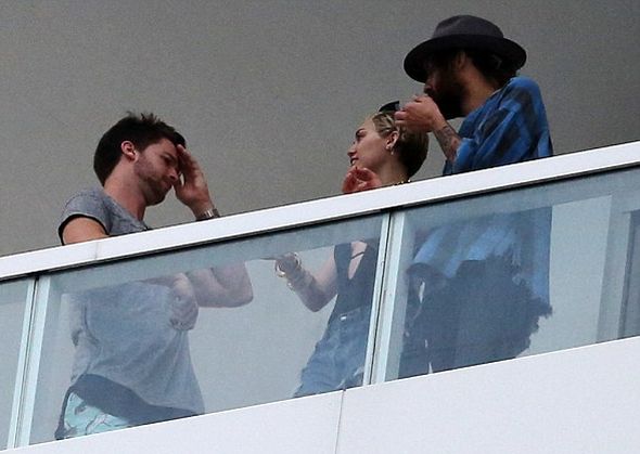 Патрик Шварценеггер, Майли Сайрус и подозрительный незнакомец