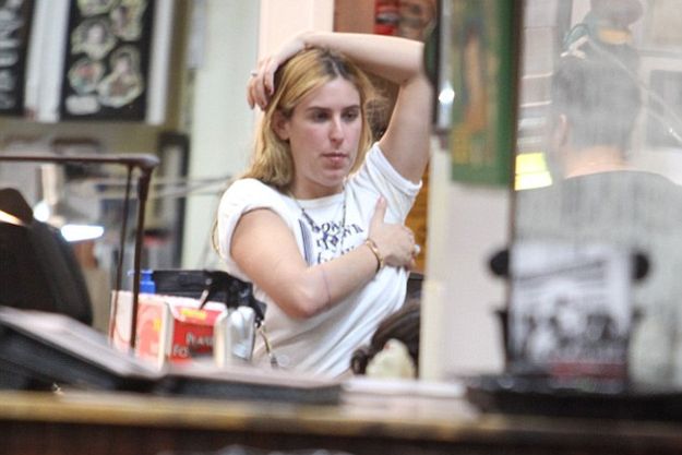 Скаут Уиллис сделала еще одну татуировку