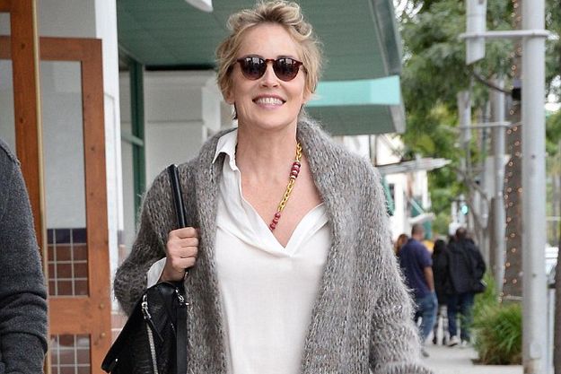 Шэрон Стоун прошлась по улице без макияжа и бюстгальтера
