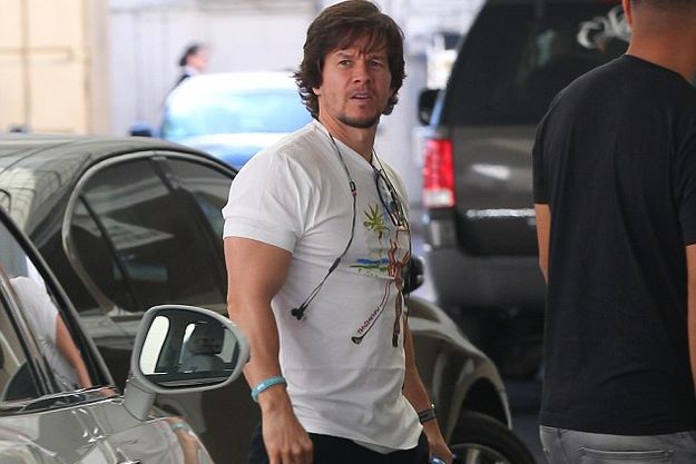 Марк Уолберг приехал в ресторан на роскошном Rolls Royce