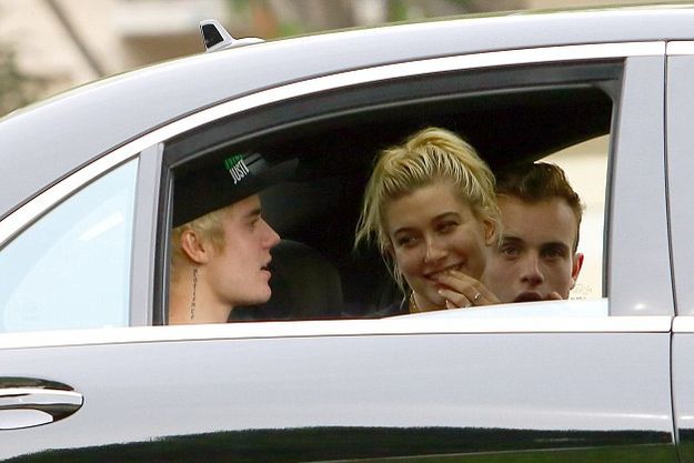 Джастин Бибер с Хейли Болдуин катаются на заднем сидении машины