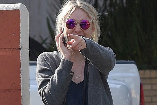 Актриса Дакота Фаннинг — блондинка за рулем