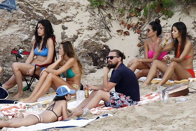 Леонардо ДиКаприо отмечает Новый год с красавицами в бикини на острове Сент Бартс