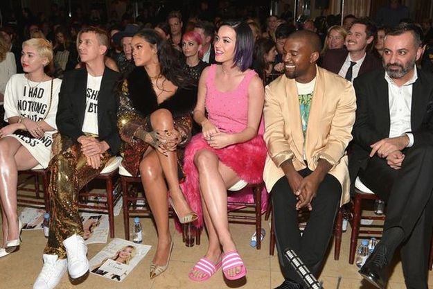 Кэти Перри вышла в свет в шлепанцах