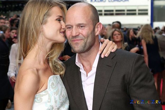 Подружка Джейсона Стэйтема предпочитает видеть его в постели обнаженным