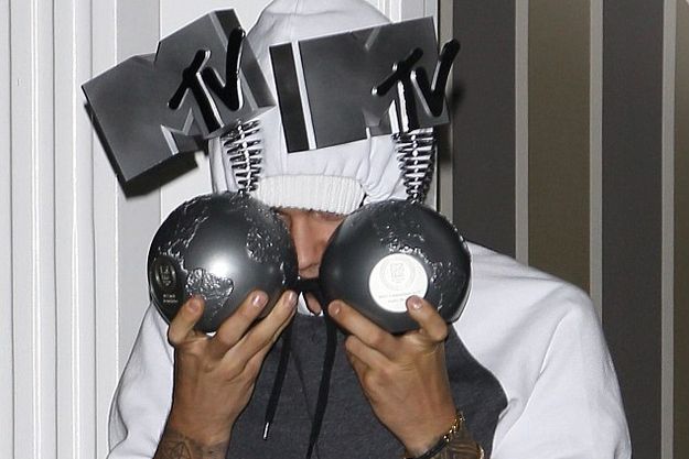 Джастин Бибер закрывался от папарацци наградами MTV