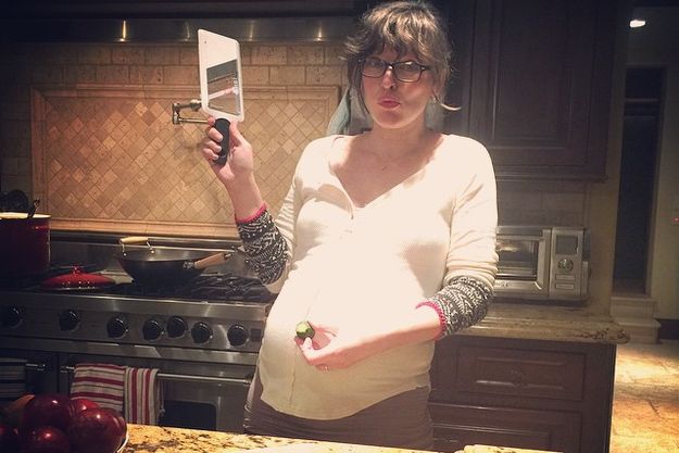 Милла Йовович похвасталась беременным животом