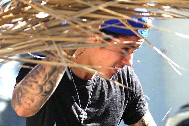 Джастин Бибер скрывает прыщавое лицо под пальмовыми листьями