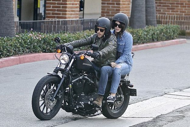 Бойфренд прокатил Лану Дель Рей с ветерком на мотоцикле