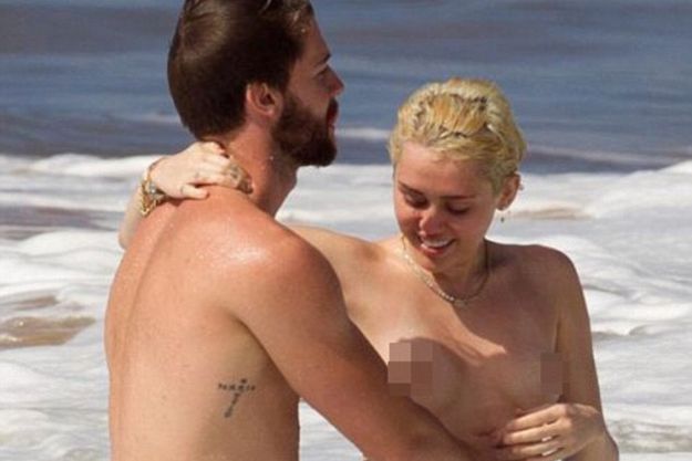 Майли Сайрус купается на Гавайях топлес с Патриком Шварценеггером