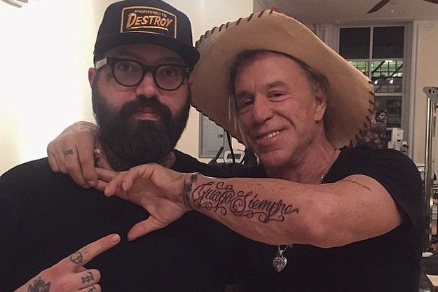 Микки Рурк сделал татуировку в честь умершего пса