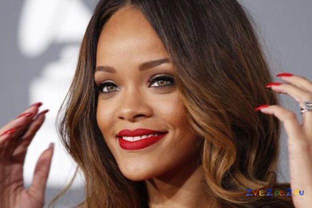 Рианна позировала топлесс на отдыхе