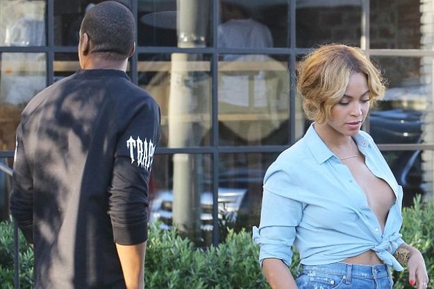 Бейонсе засветила обнаженный бюст