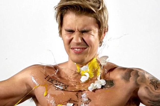 Джастина Бибера закидали яйцами