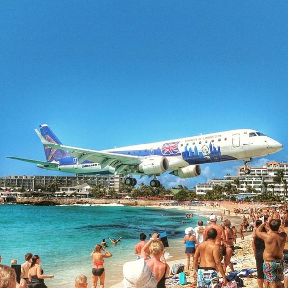 Самолет над пляжем