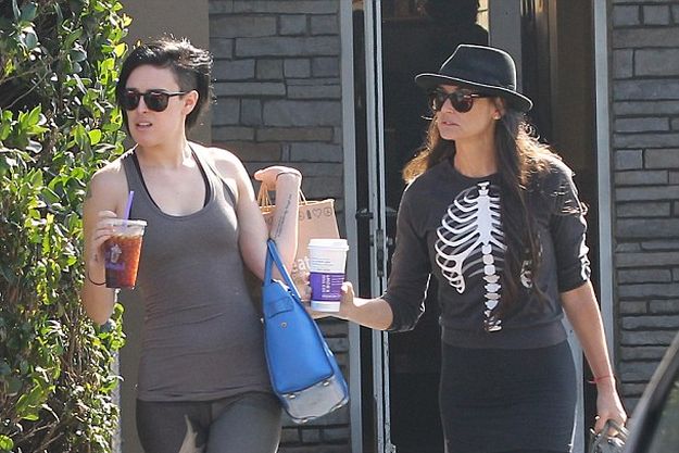 Скелет Деми Мур шокировал прохожих