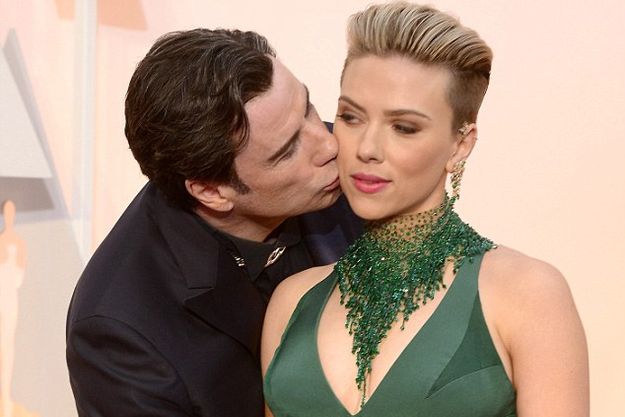 Скарлетт Йоханссон получила на Оскаре неожиданный поцелуй от Джона Траволты