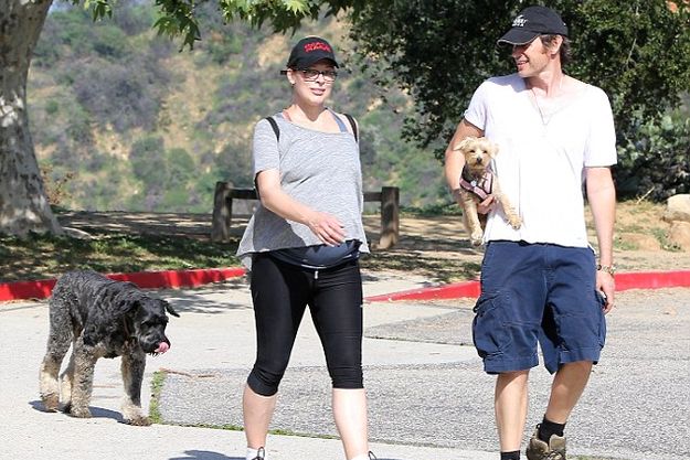 Беременность не мешает Милле Йовович совершать походы в горы