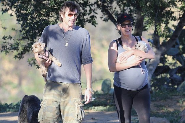 Милла Йовович впечатлила размерами беременного живота