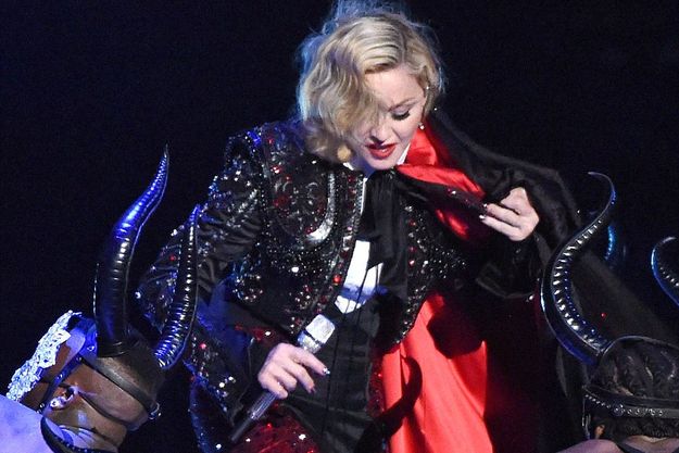 Мадонна упала во время выступления на BRIT Awards