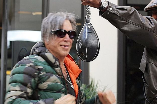 Микки Рурк устроил тренировку прямо на улице