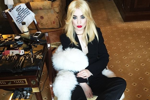 Виктория Дайнеко шокировала образом яркой блондинки