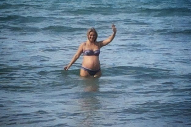 Беременная Виктория Макарская искупалась в февральском море
