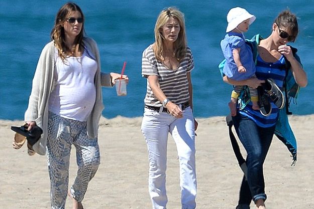 Беременная Джессика Бил в дырявой футболке прогулялась по пляжу с мамой