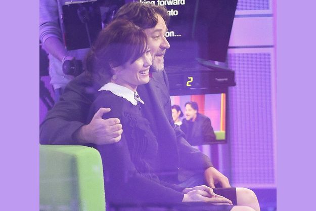 Рассел Кроу обнимал Ольгу Куриленко во время интервью