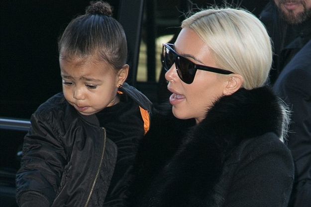 Дочь Ким Кардашьян путешествует со своим чемоданом