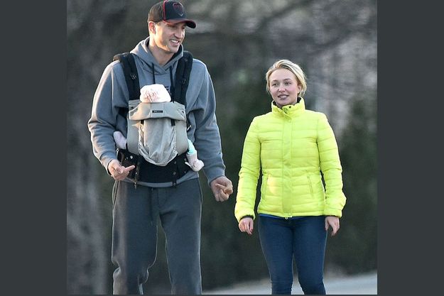 Владимир Кличко и Хайден Панеттьери вышли на прогулку с новорожденной дочкой