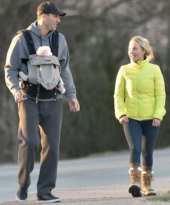 Владимир Кличко и Хайден Панеттьери на прогулке с дочерью Кайей-Евдокией