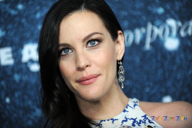 Лив Тайлер показала ножку новорожденного сына