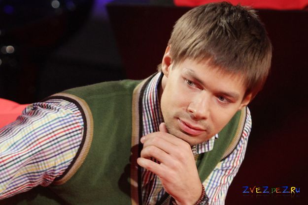 Стасу Пьехе презентовали шоколадку с червячком