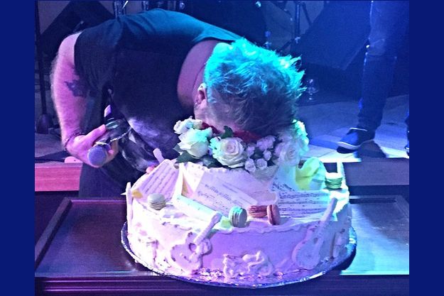 Владимир Пресняков 47-летие отметил «фейсом в торт»