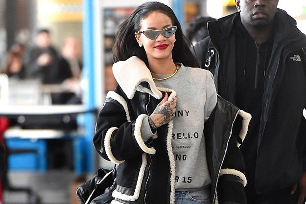 Рианна появилась в аэропорту Джона Кеннеди в меховых тапочках