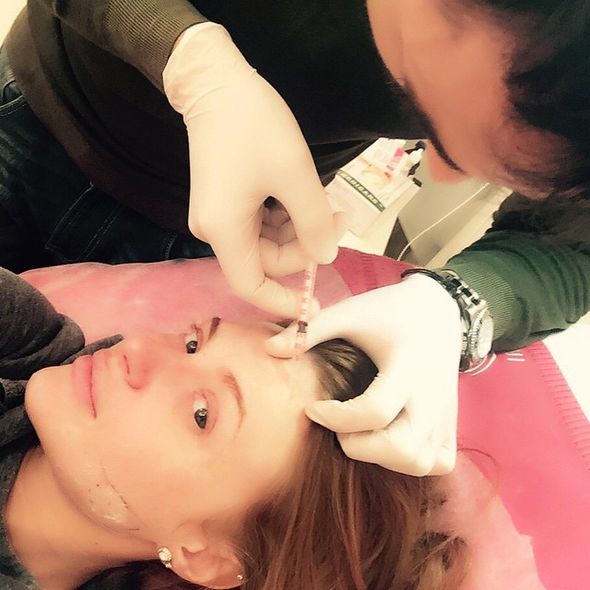 Славе из "НеАнгелов" делает укол Ботокса Эдгар Каминский