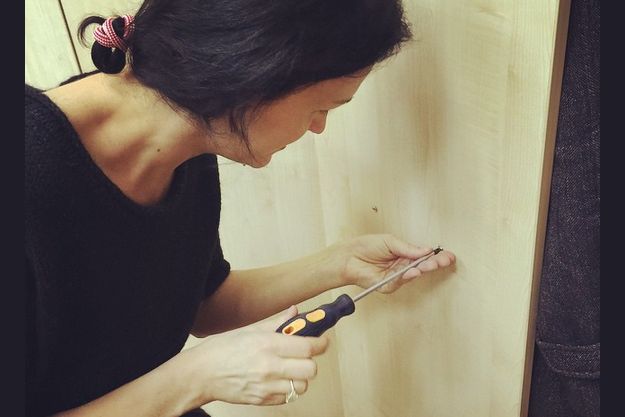 Певица Слава стала сборщиком мебели